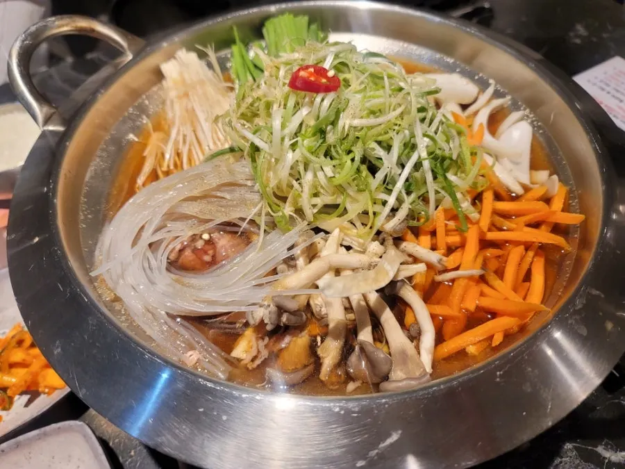 Basic side dishes including cubed radish kimchi and seasoned bean sprouts