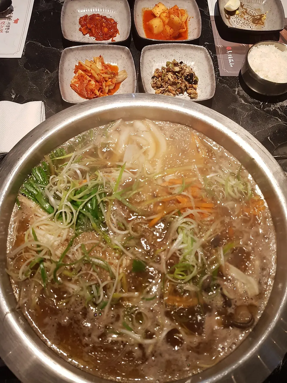 세로로 담은 상차림 전체 모습