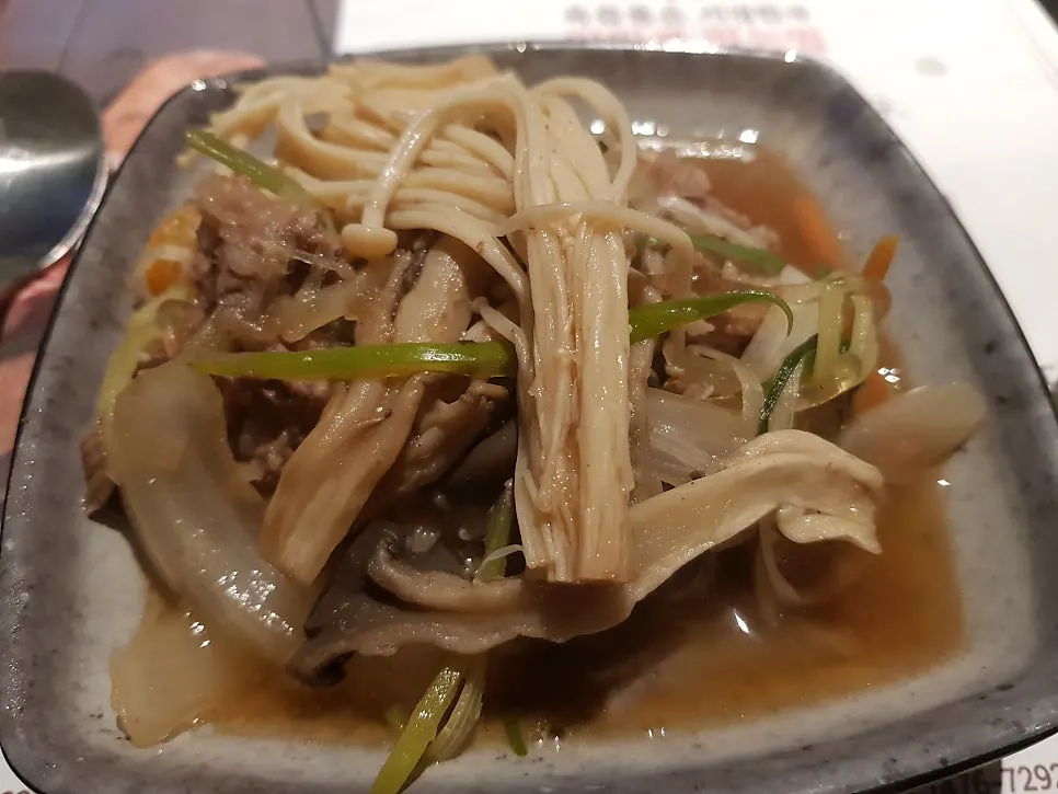 주문한 메뉴를 기다리는 테이블