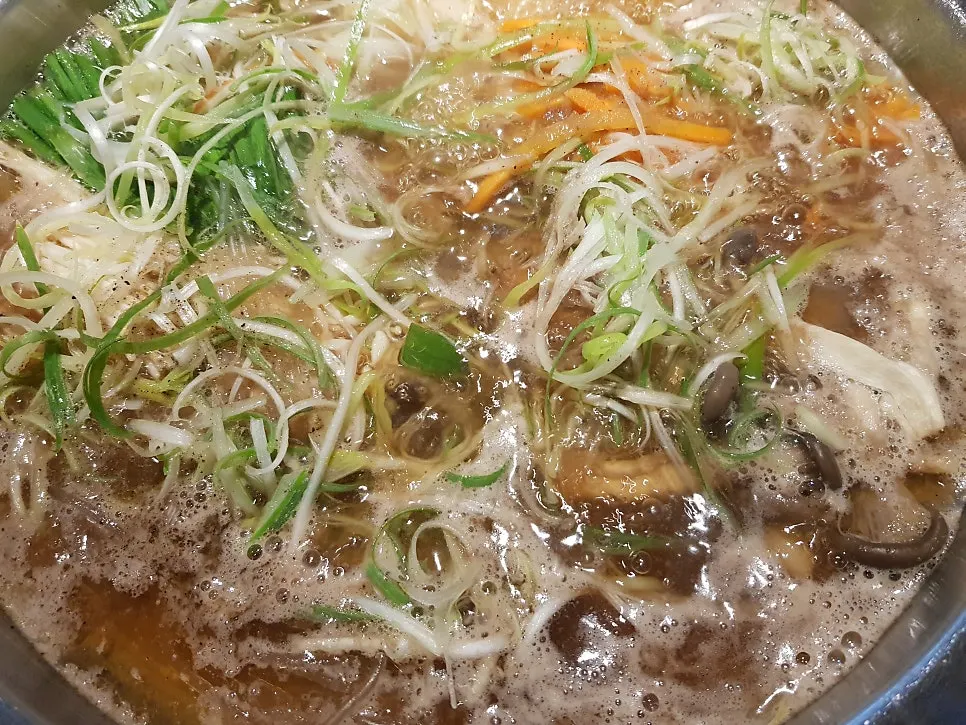 밑반찬과 식기가 놓인 상차림