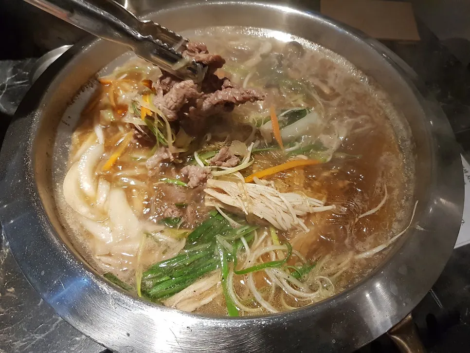 자작한 양념 국물에 끓는 소불고기