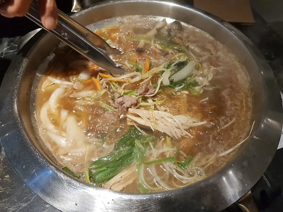 당면과 야채를 곁들인 불고기 한 점