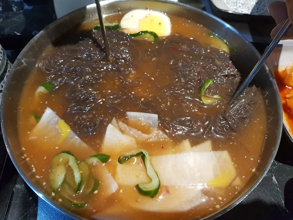 칡면발에 불고기를 싸 먹는 육쌈 조합
