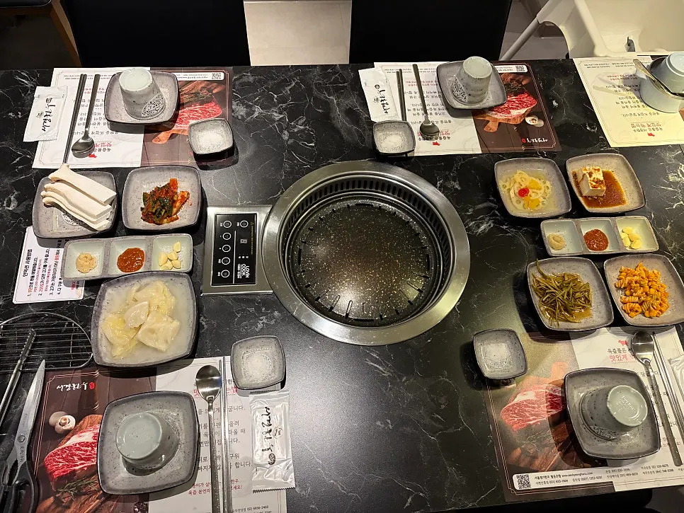 아기와 함께 앉은 룸 테이블