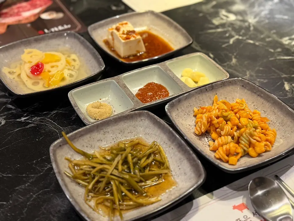 고기 전에 차려진 밑반찬 한 상