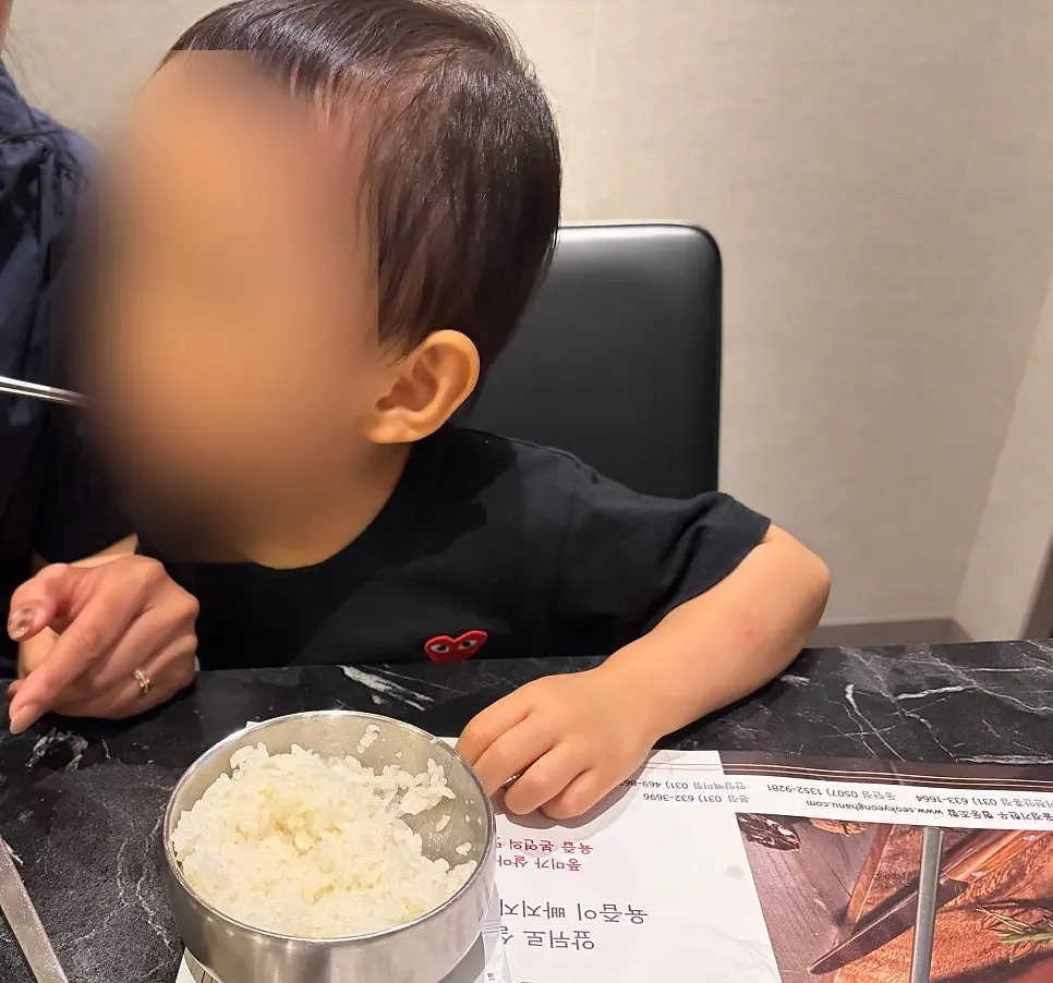 불판에 올린 한우 갈비살과 살치살