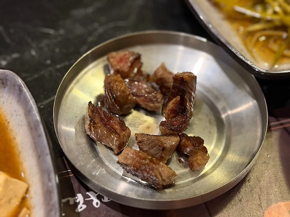 잘게 자른 갈비살 아기 접시