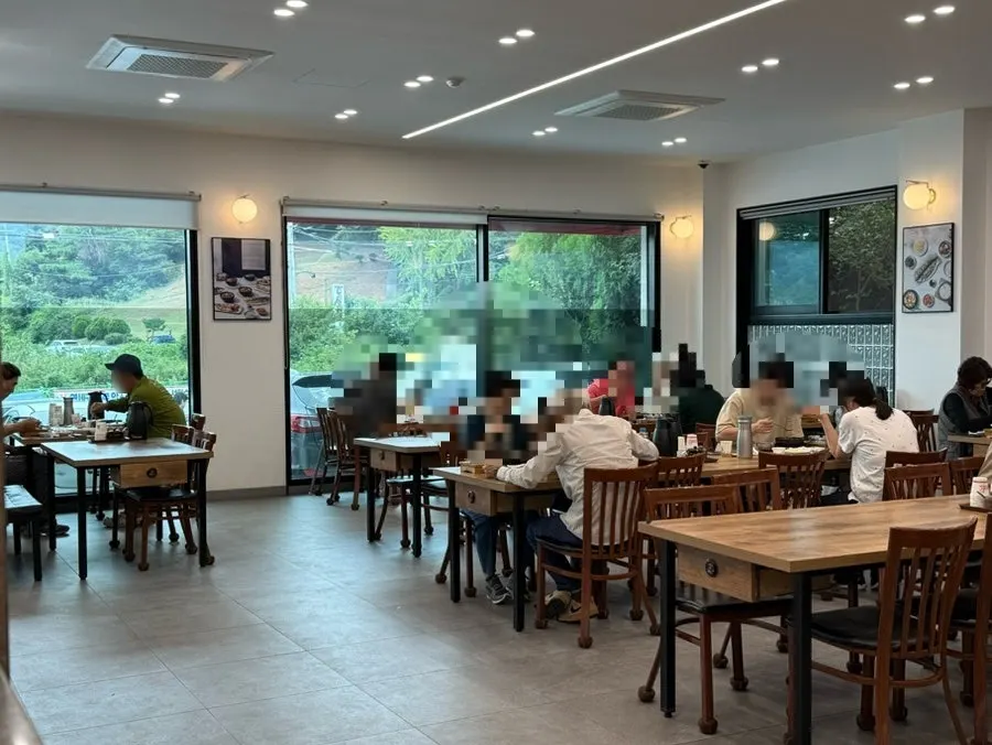설악추어탕 1층 홀 내부와 테이블