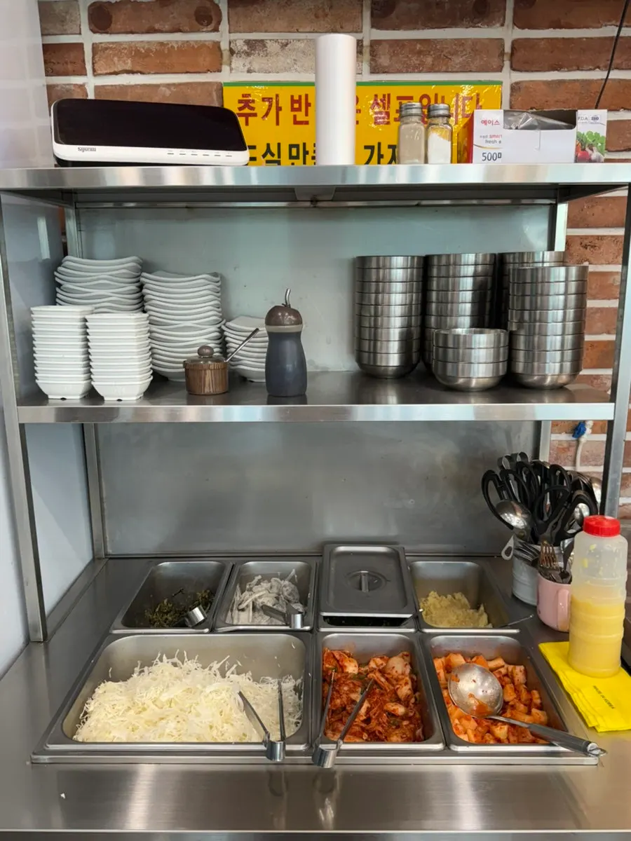 추가 반찬을 담을 수 있는 셀프 바