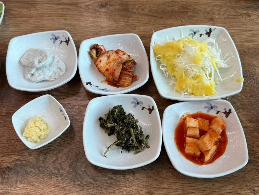 설악추어탕 밑반찬 한 상