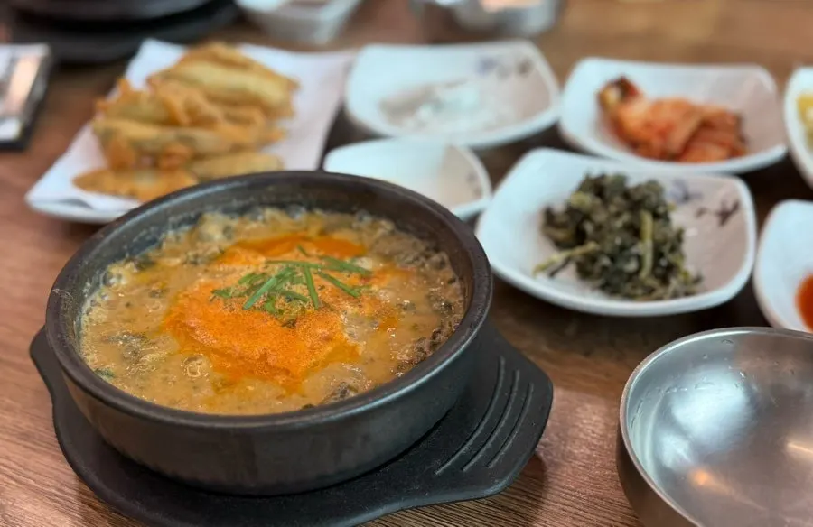추어탕과 고등어구이정식이 놓인 상차림