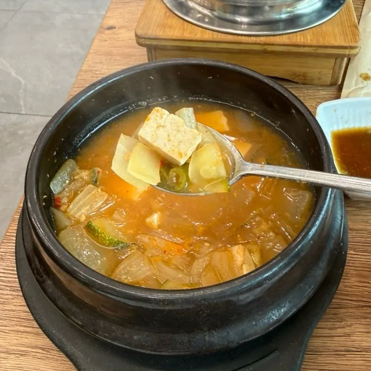 두부가 듬뿍 들어간 된장찌개