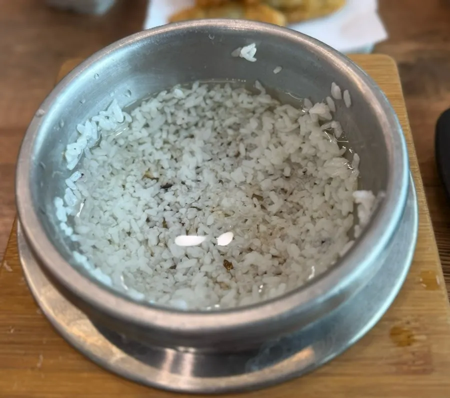 솥밥을 그릇에 옮겨 담은 모습