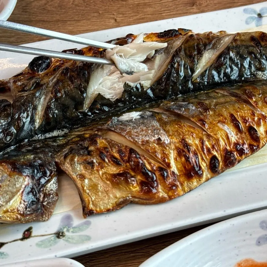 한 마리 통째로 나온 화덕 고등어구이