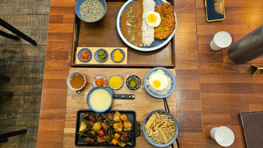 Table set with the ordered food