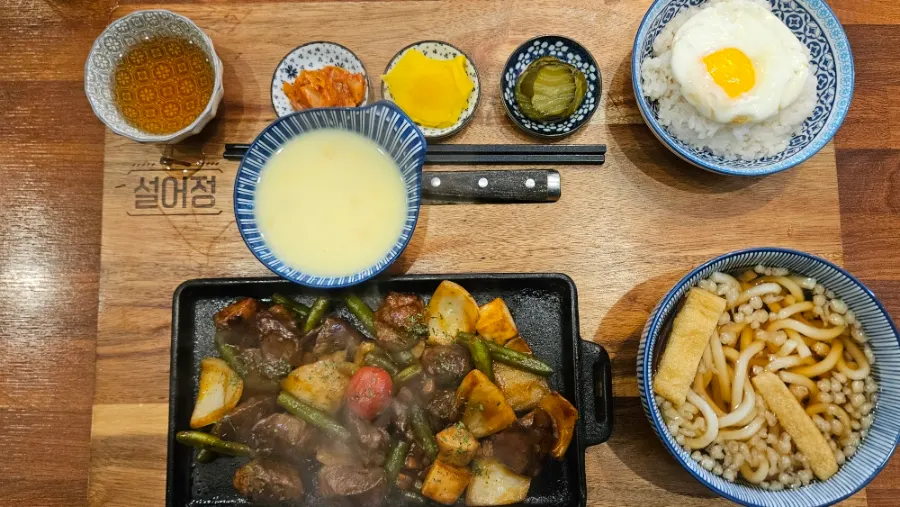 Chop steak mini udon set spread