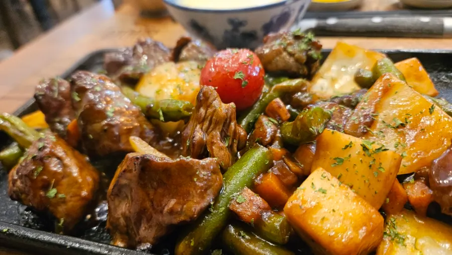 Chop steak served in bite-sized pieces