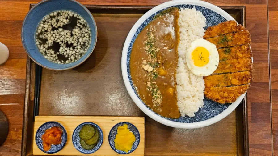 A plate of curry pork cutlet at Seoreojeong Munji Branch