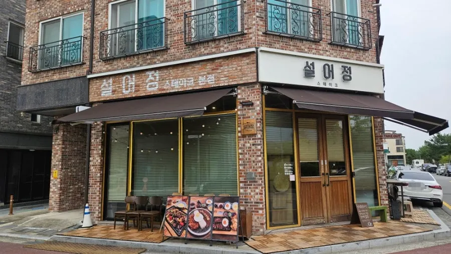 Table at Seoreojeong Munji Branch after finishing the meal