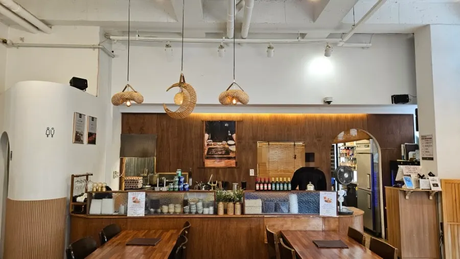 Seating and interior atmosphere at Seoreojeong Munji Branch