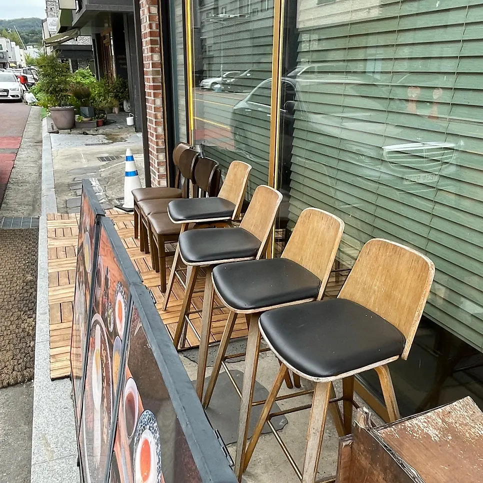 Waiting chairs set up outside Seoreojeong Munji Branch