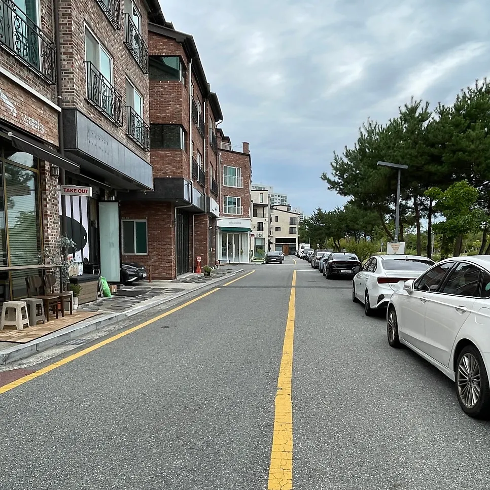 Parking space in the alley around Seoreojeong Munji Branch