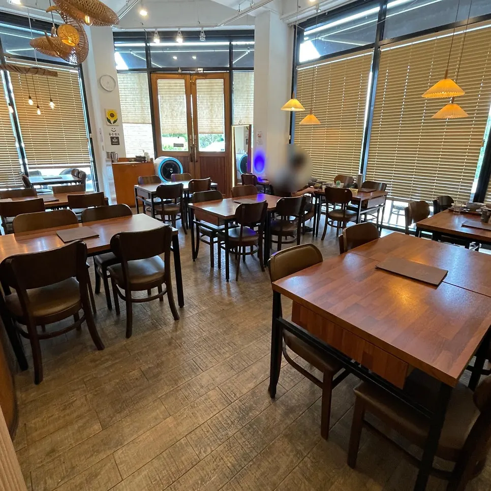 Dining hall at Seoreojeong Munji Branch with four-person tables