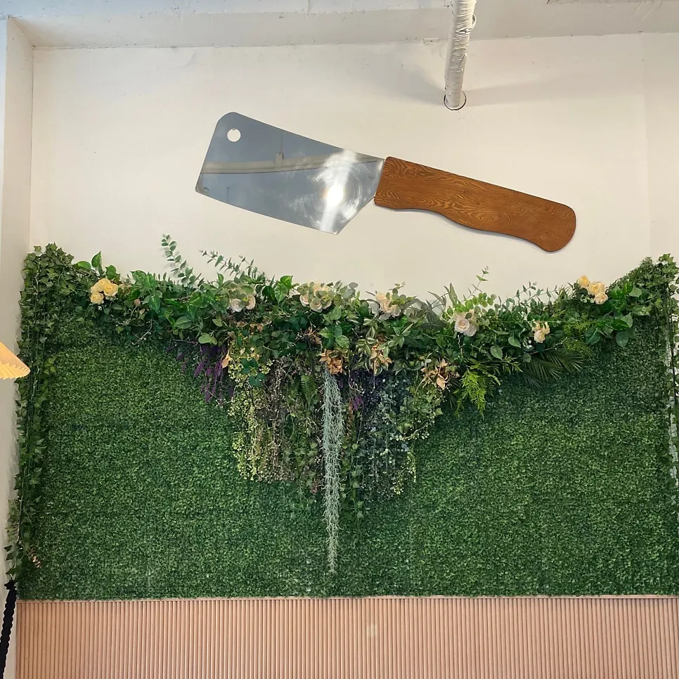 Wall with Seoreojeong's signature hatchet-knife object
