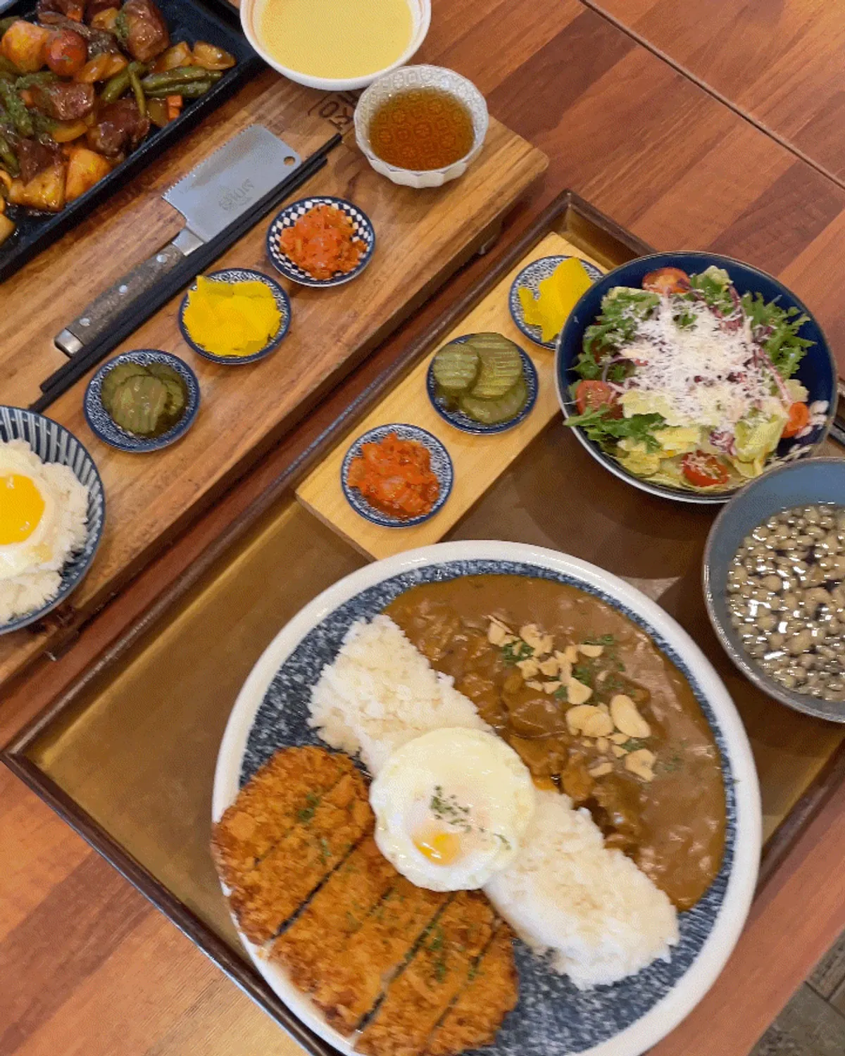 Ordered dishes laid out on the table at Seoreojeong Munji Branch