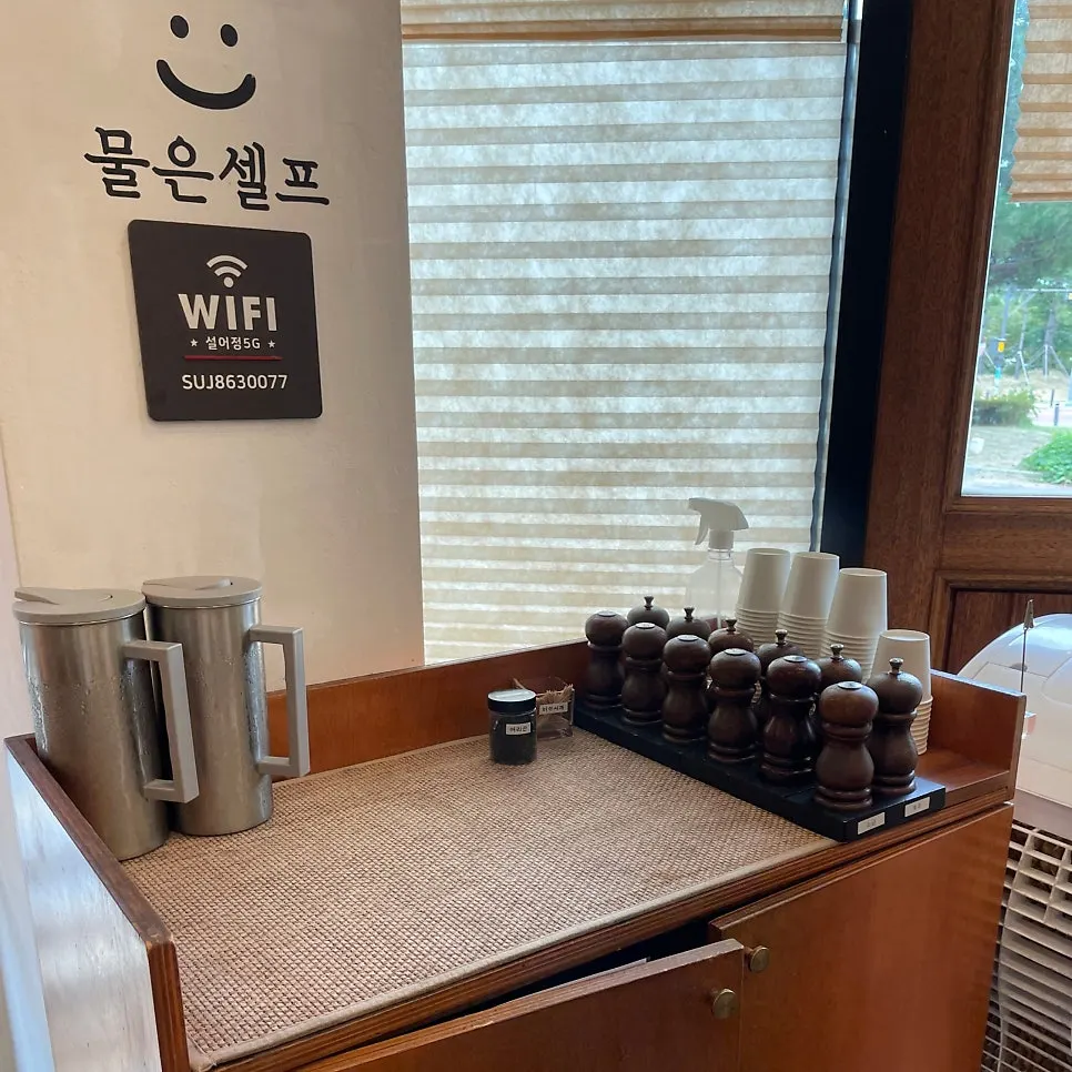 Self-serve bar with pepper and salt at Seoreojeong Munji Branch