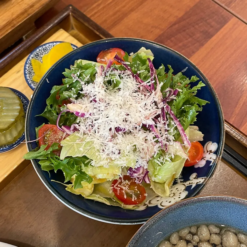 Salad topped with oriental sauce at Seoreojeong Munji Branch