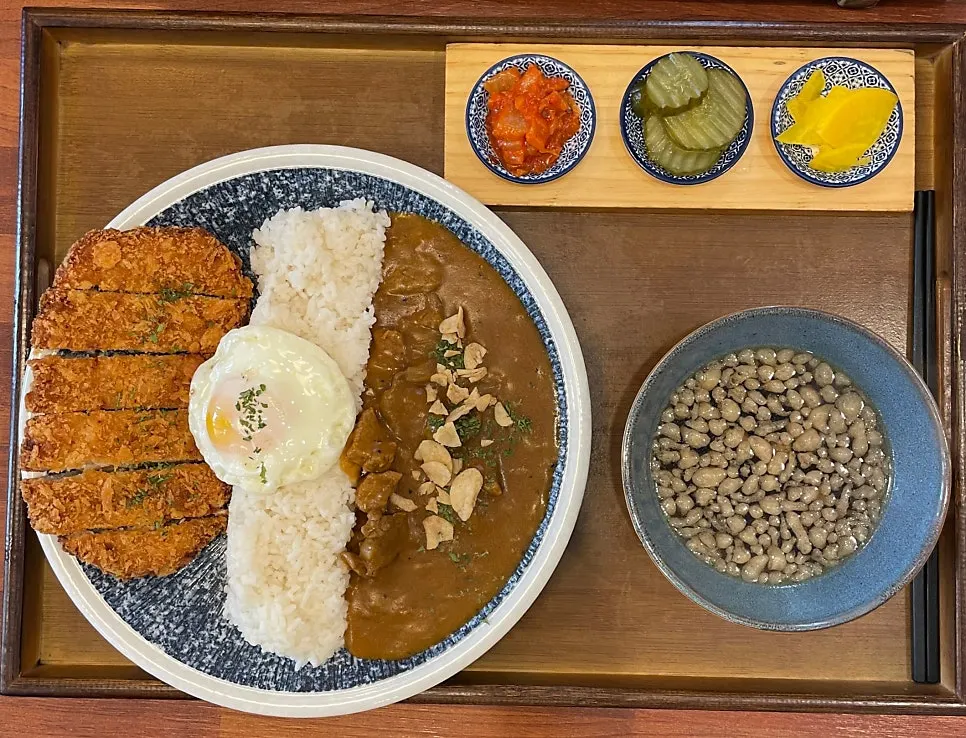 A plate of curry pork cutlet at Seoreojeong Munji Branch