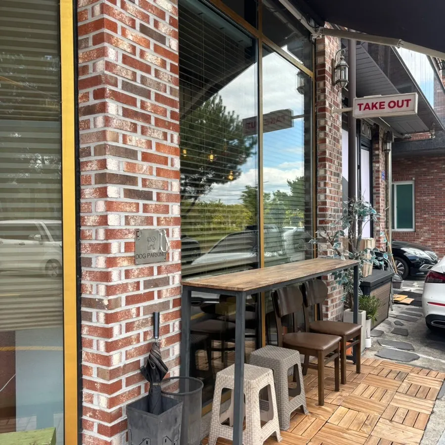 Exterior of Seoreojeong Munji Branch and the road in front of the building