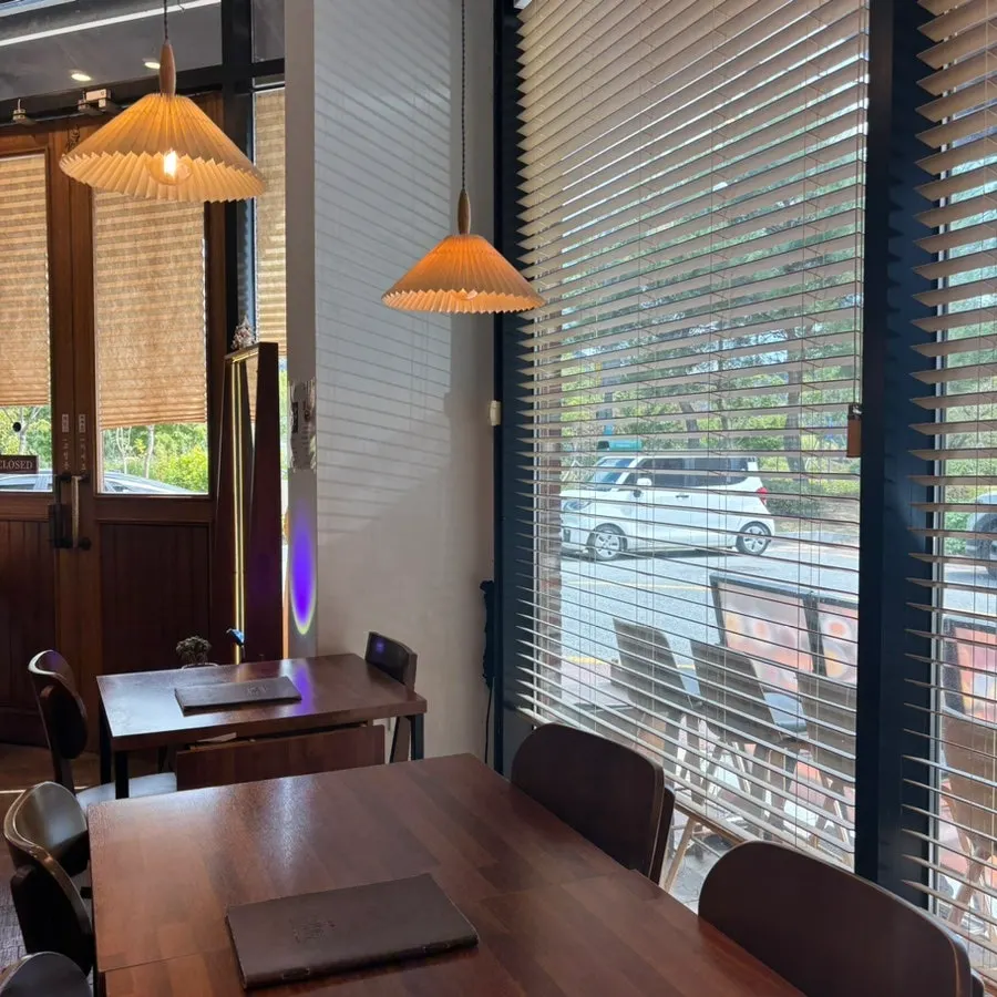 Hall tables at Seoreojeong Munji Branch, including group seating