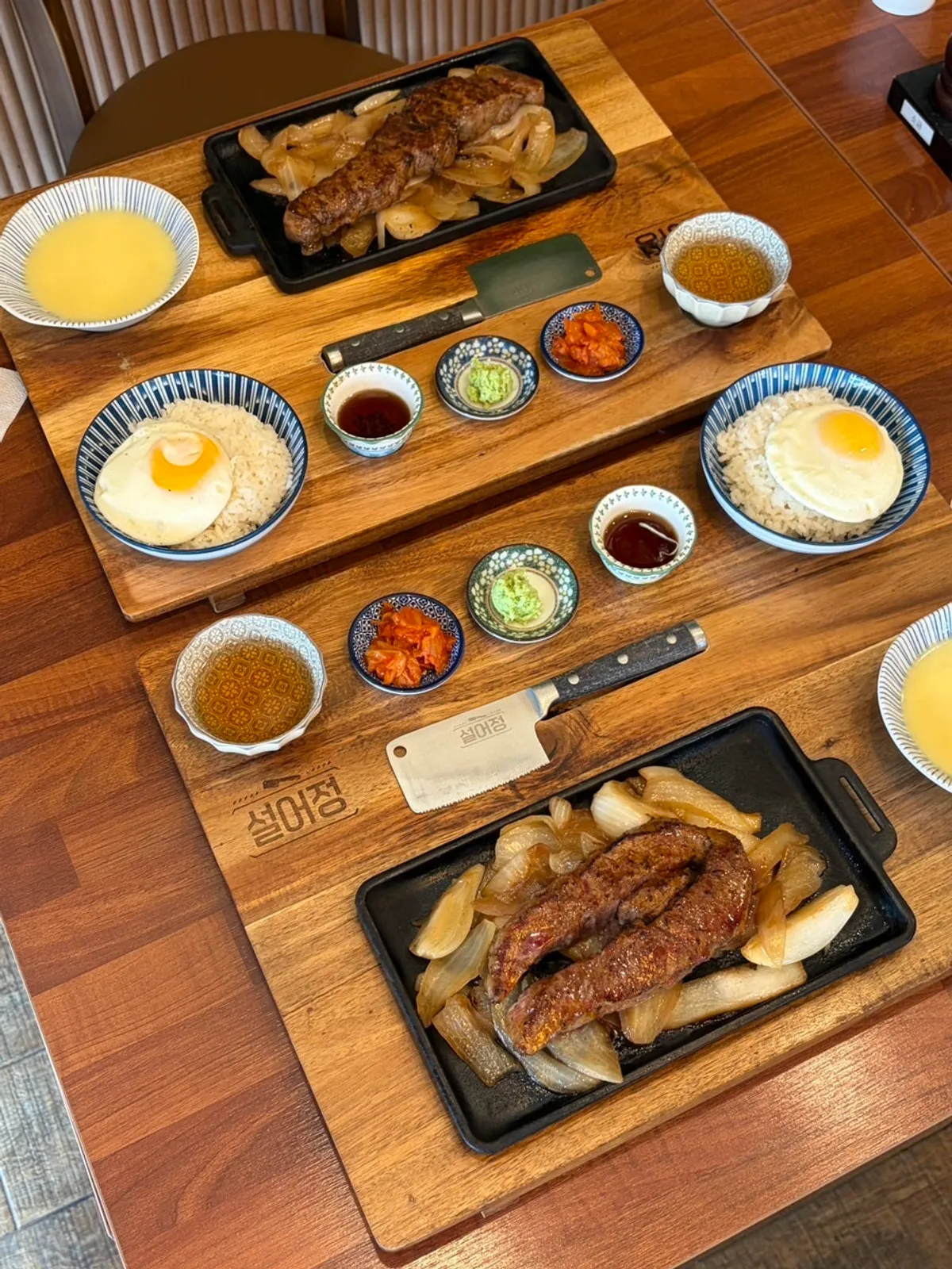스테이크 한 상 가득 차려진 테이블