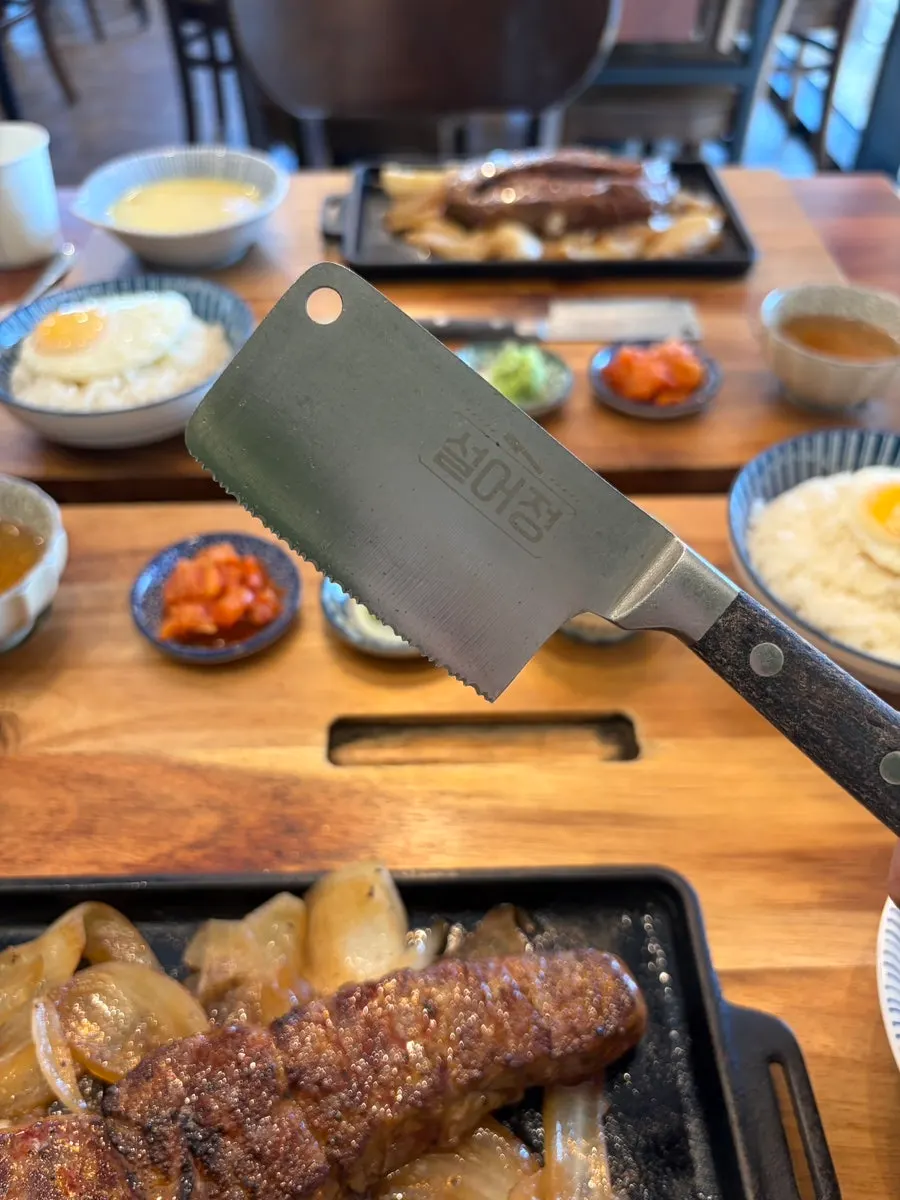 밥과 김치를 곁들인 스테이크 한 상