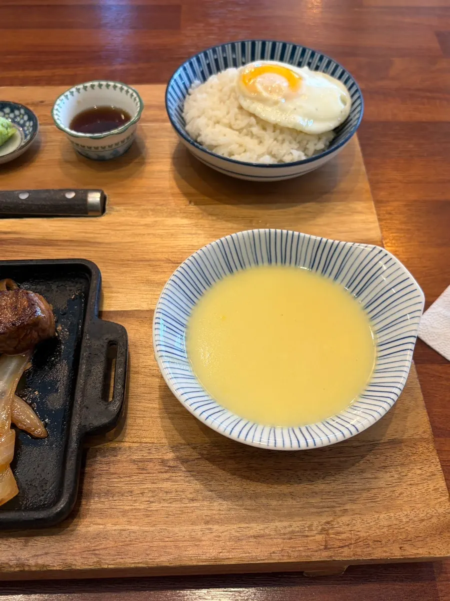 톱처럼 생긴 특이한 스테이크 나이프