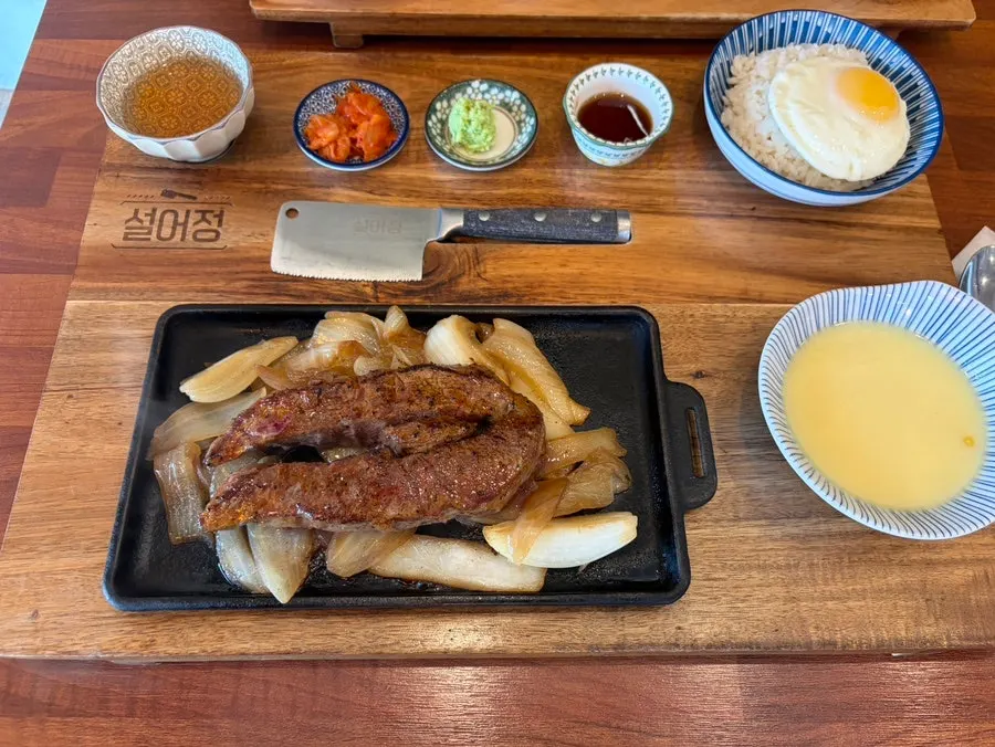 반숙계란을 올린 밥 한 공기