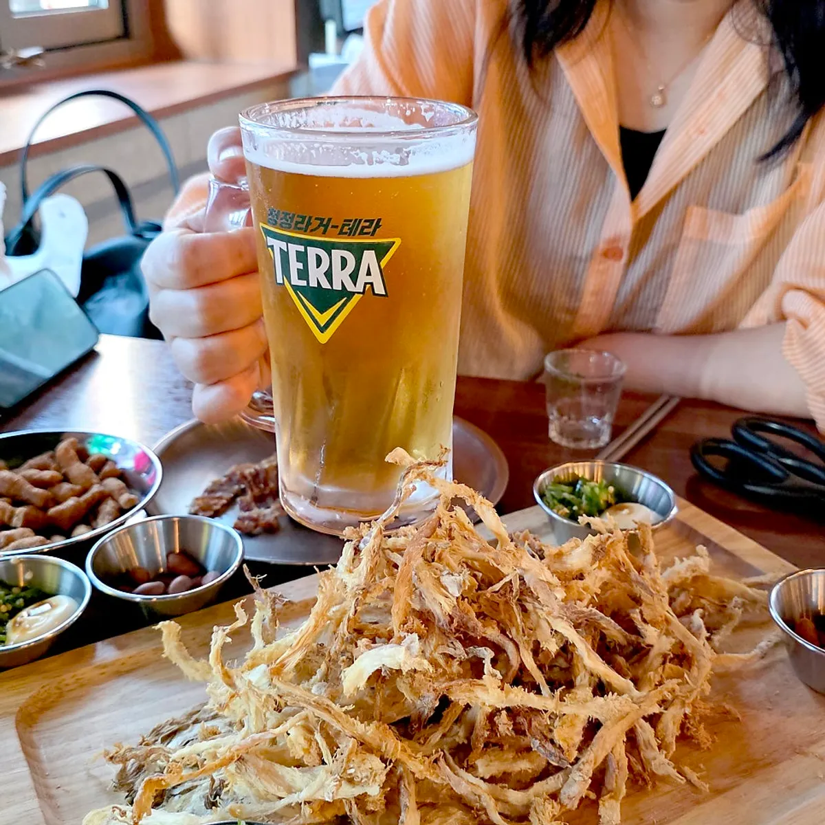 맥주와 안주가 놓인 88노가리 선릉본점 테이블