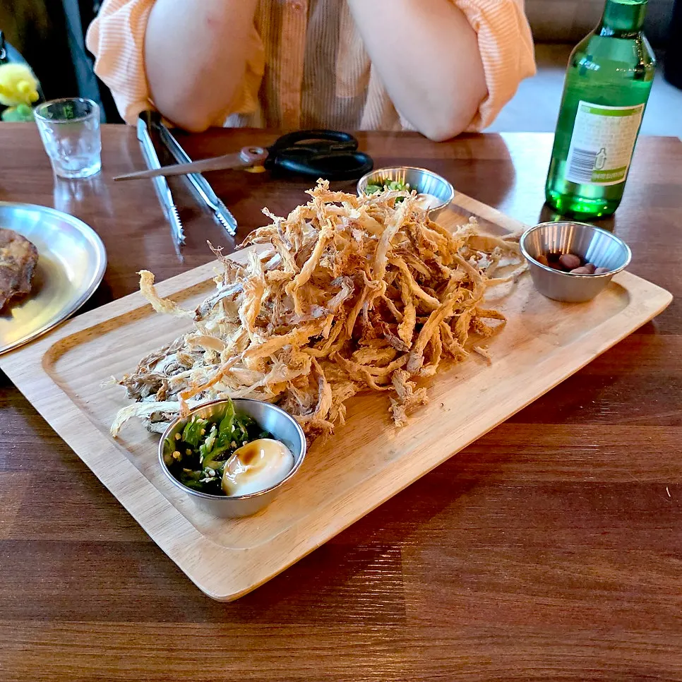 바삭하게 구워진 먹태 한 접시