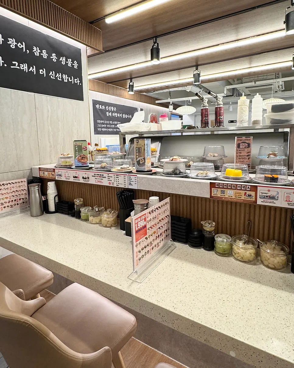 Counter seating inside Sushi Ian N Seolleung Station