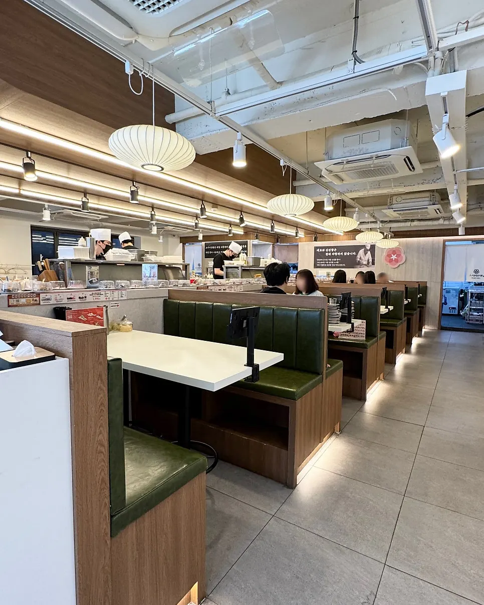 Spacious interior with group tables