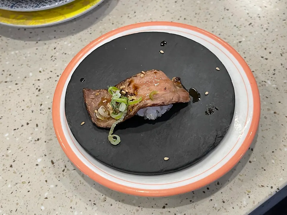 골라 먹은 초밥 접시가 놓인 테이블