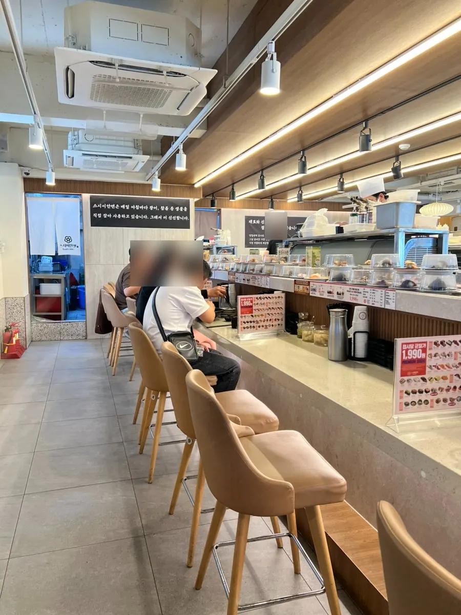 회전초밥 레일이 있는 매장 내부
