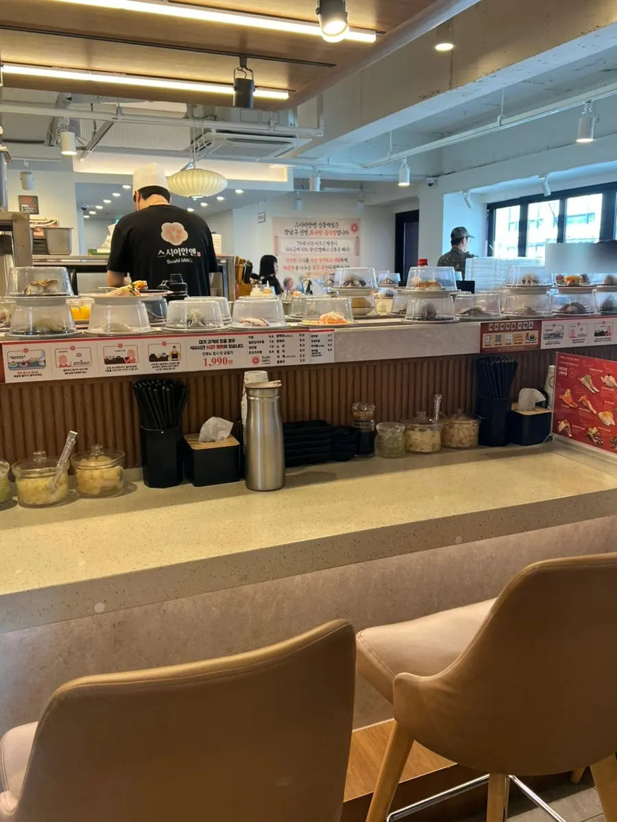 바 좌석과 테이블석이 나뉜 매장 내부