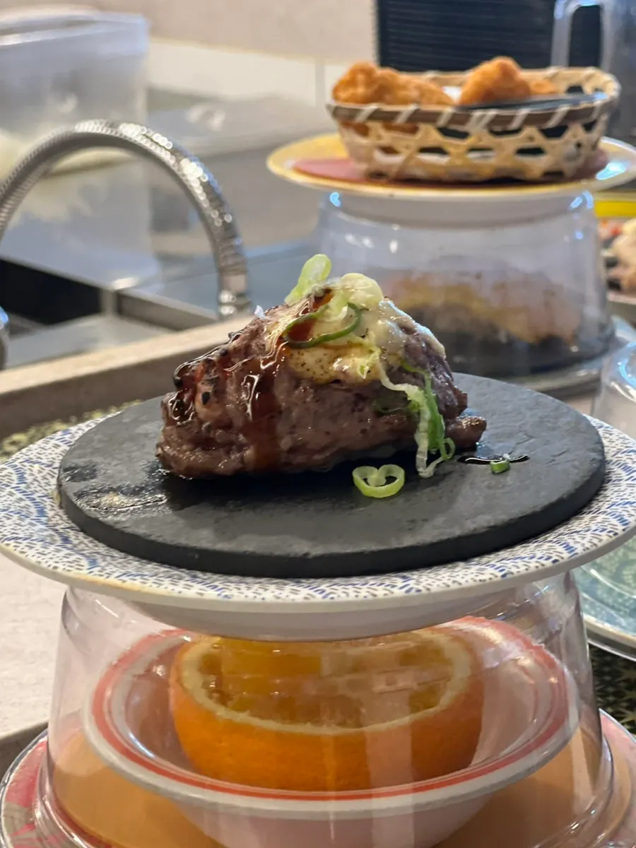 회전초밥 레일 위 초밥 접시 모음