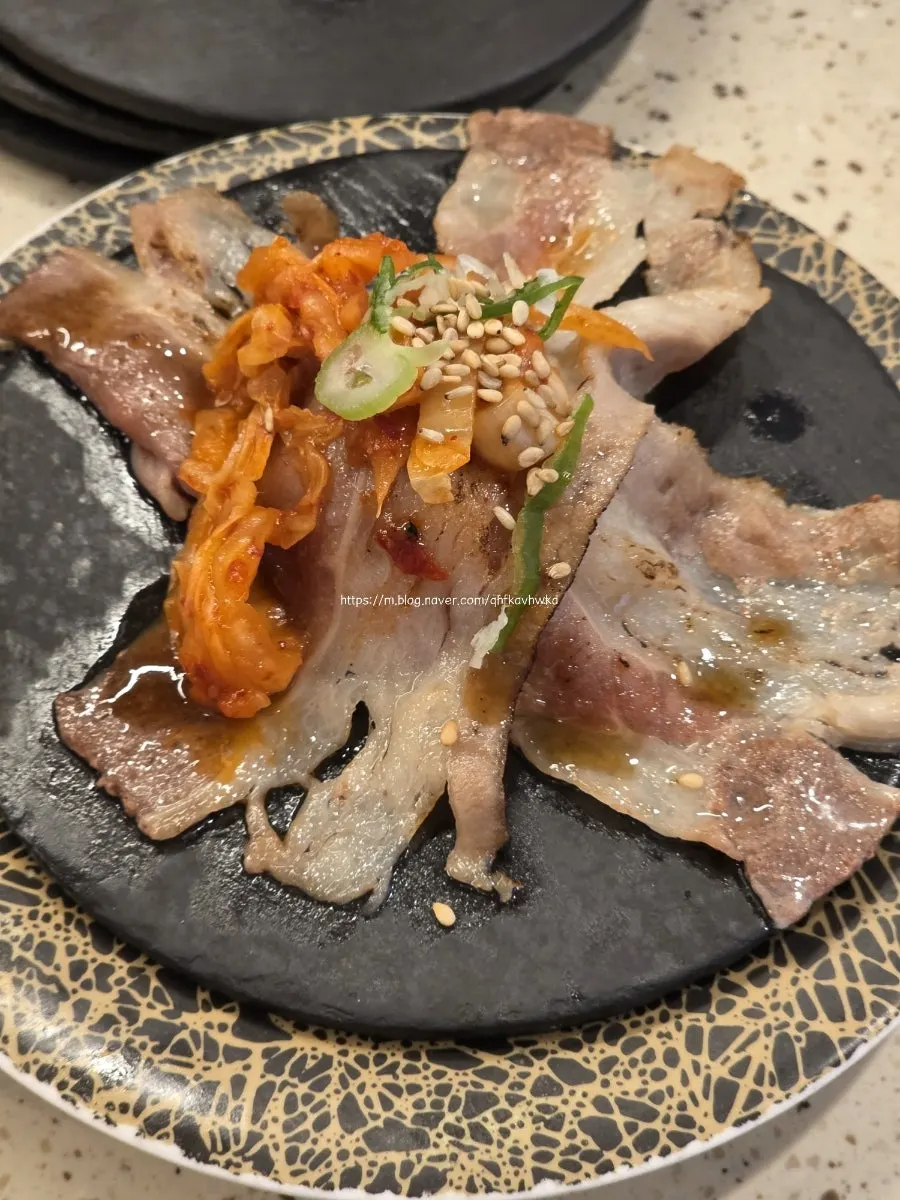 Raw shrimp garlic steak sushi