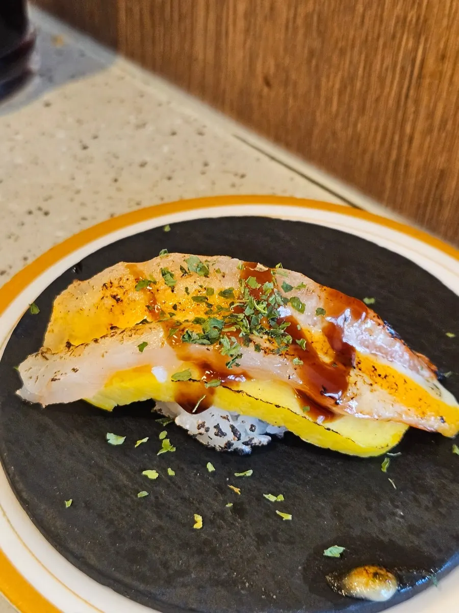 Conveyor-belt sushi recommended for a lunch date near Seolleung Station