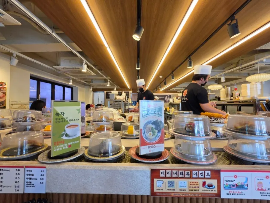 Counter seats and conveyor belt at Sushi Ian N Seolleung Station