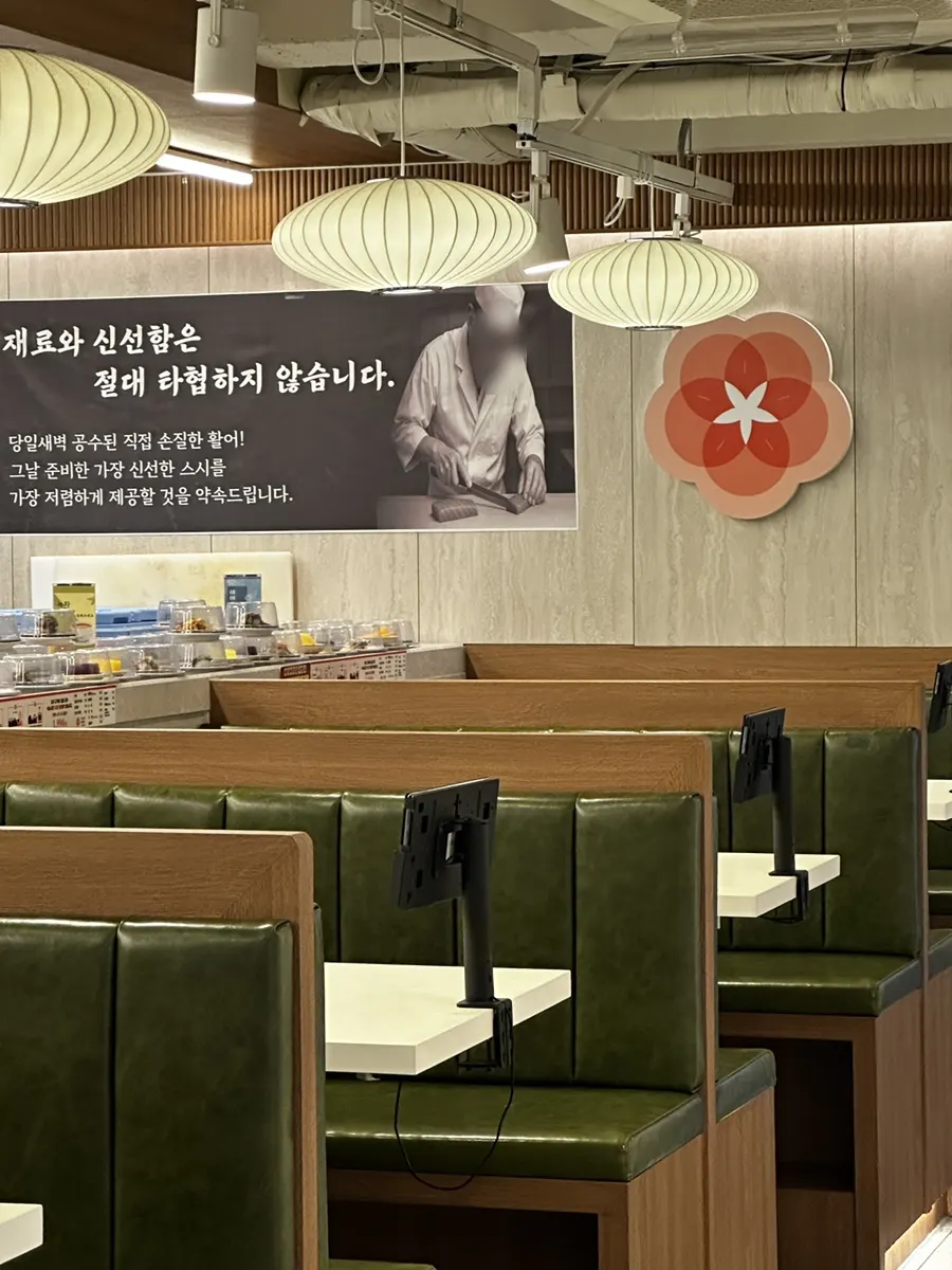 휴대폰 충전기가 마련된 웨이팅 좌석